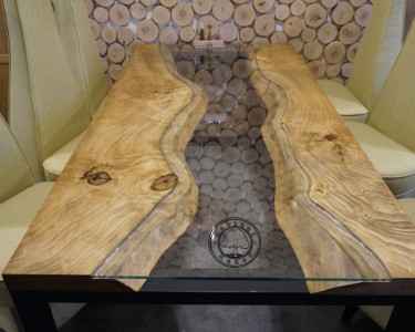 Стол  из слэба горного тополя в стиле "река" со стеклом.